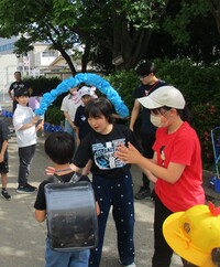 笑顔でハイタッチ